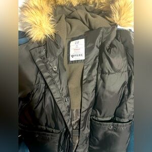 Gently used (worn twice ) boys black parka winter coat.Size 5 from the gap !